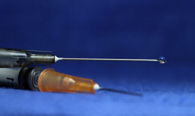 Disruptive needle technologies for decreasing pain perception in patients